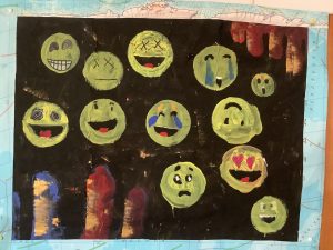 Ein Bild mit vielen gemalten Smileys.